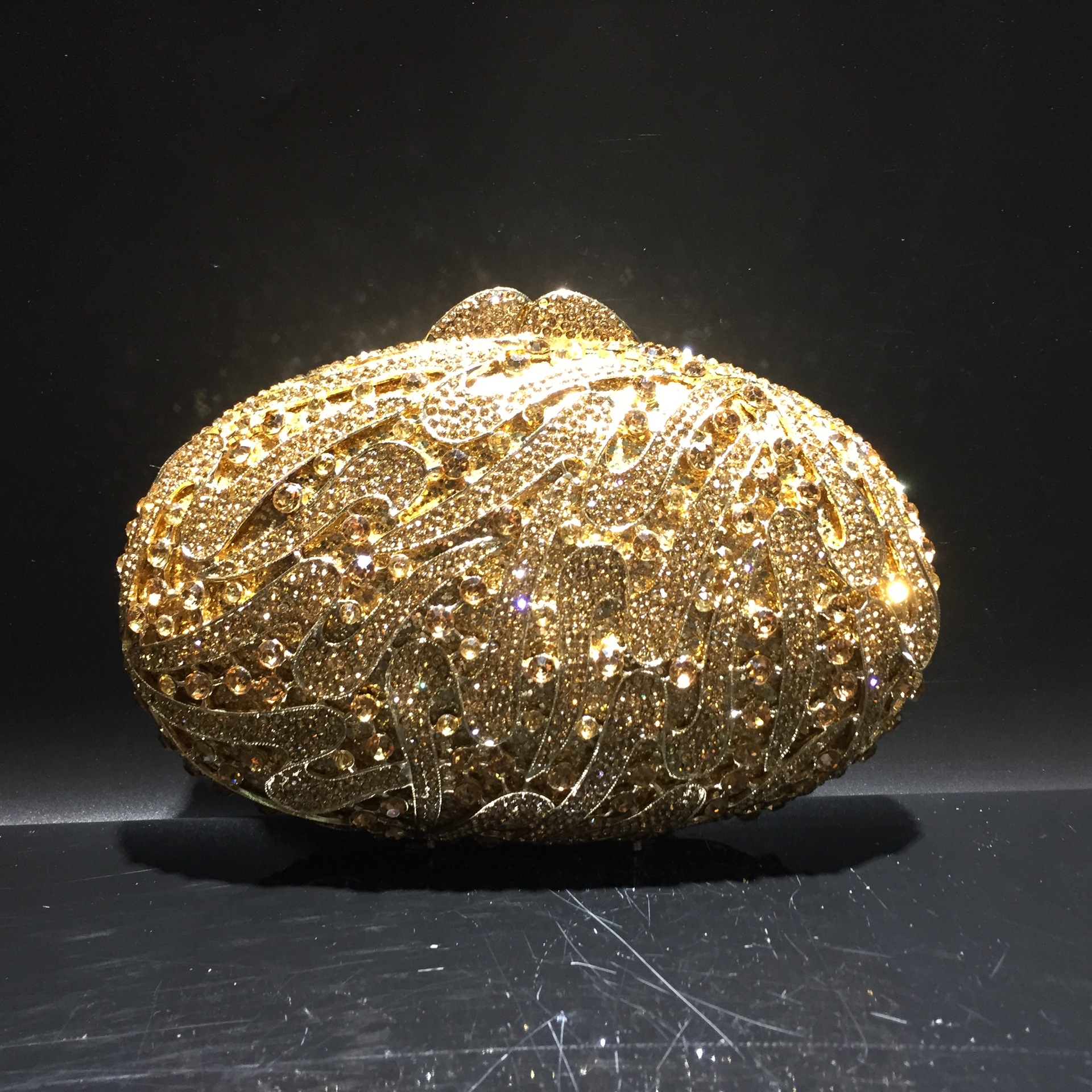 Diamante amarillo de cristal de fondo dorado