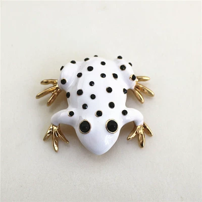 European and American woman temperament white drop glaze with diamond green enamel frog brooch inlaid with pearls (Yaxa sancaqları) - white