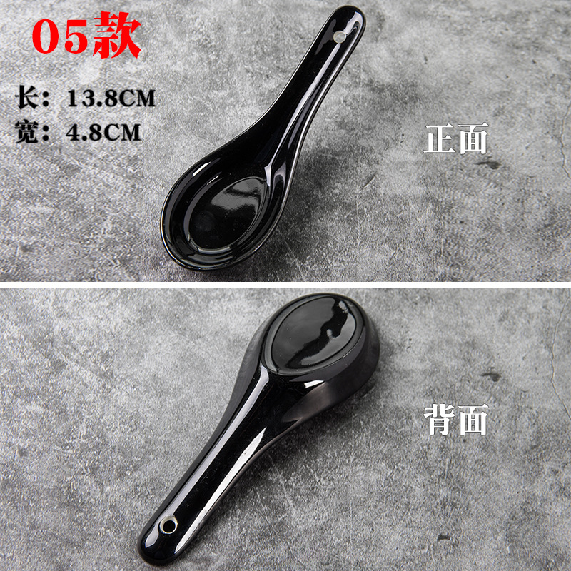 Los niños de cerámica blancos y negros juegan cucharón de la sopa cucharón del arroz