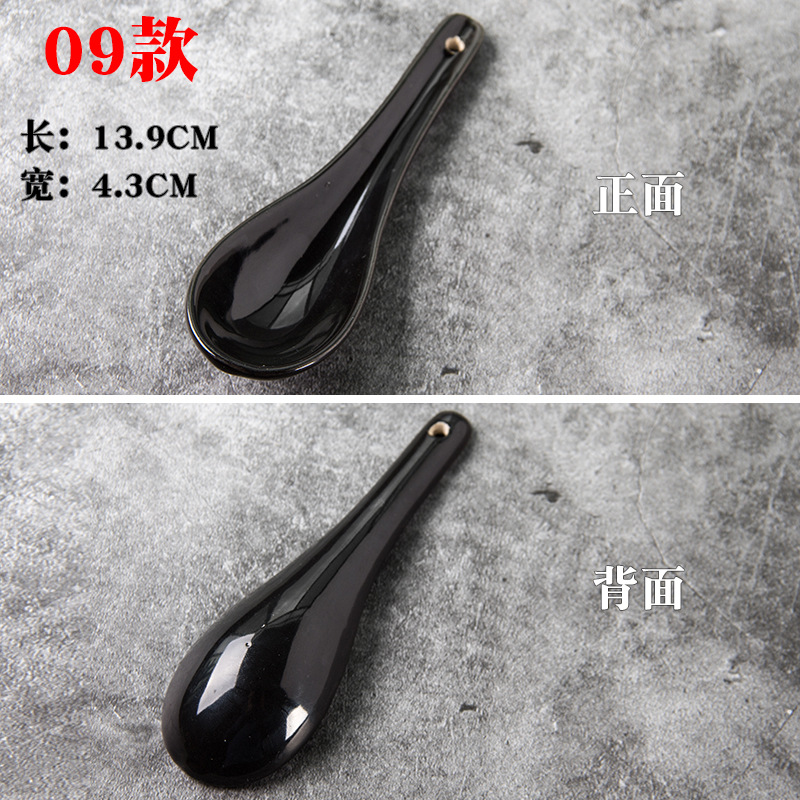 Los niños de cerámica blancos y negros juegan cucharón de la sopa cucharón del arroz