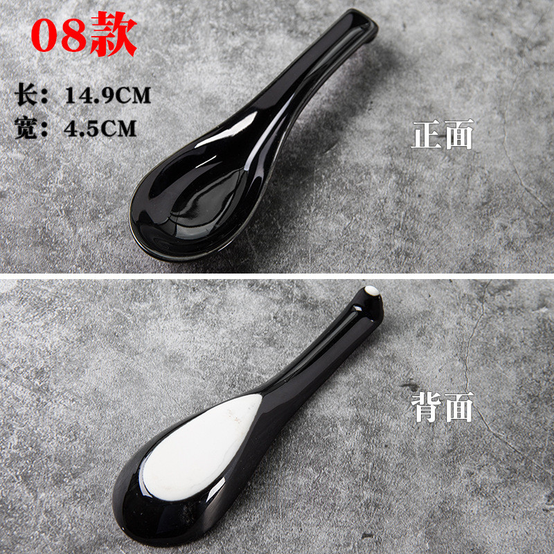 Los niños de cerámica blancos y negros juegan cucharón de la sopa cucharón del arroz