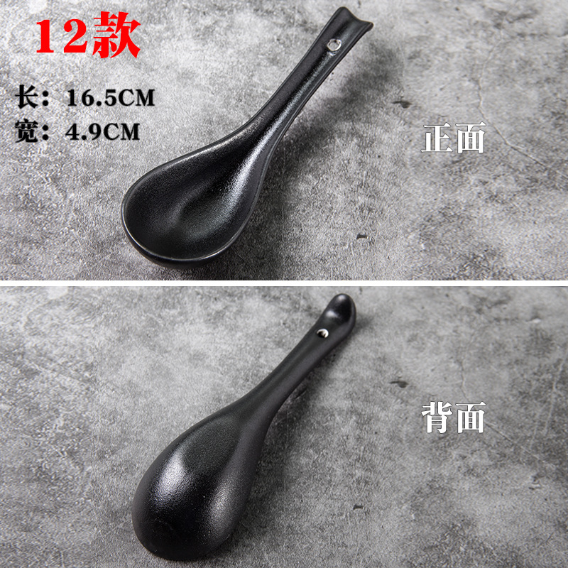 Los niños de cerámica blancos y negros juegan cucharón de la sopa cucharón del arroz