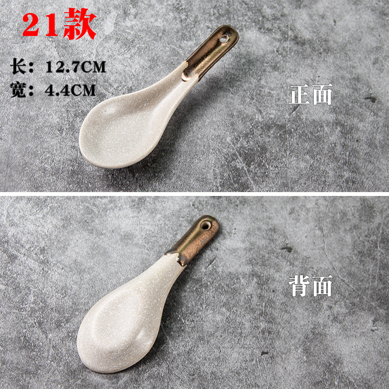 Los niños de cerámica blancos y negros juegan cucharón de la sopa cucharón del arroz