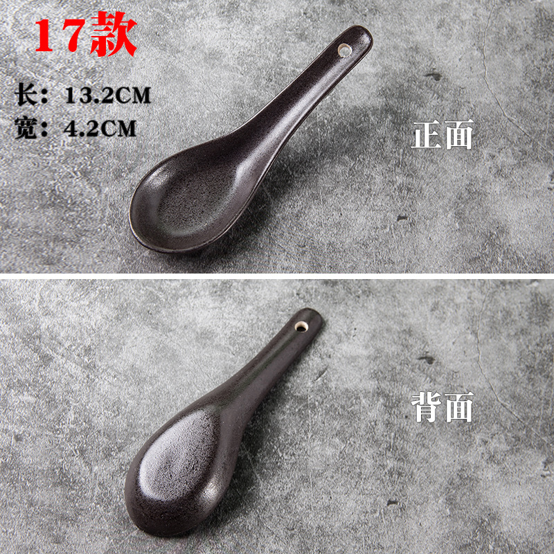 Los niños de cerámica blancos y negros juegan cucharón de la sopa cucharón del arroz