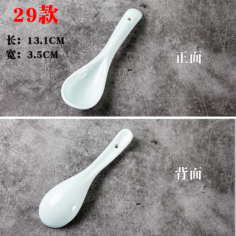 Los niños de cerámica blancos y negros juegan cucharón de la sopa cucharón del arroz