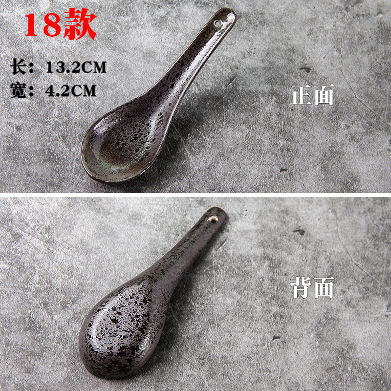 Los niños de cerámica blancos y negros juegan cucharón de la sopa cucharón del arroz