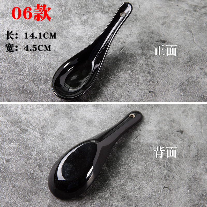 Los niños de cerámica blancos y negros juegan cucharón de la sopa cucharón del arroz