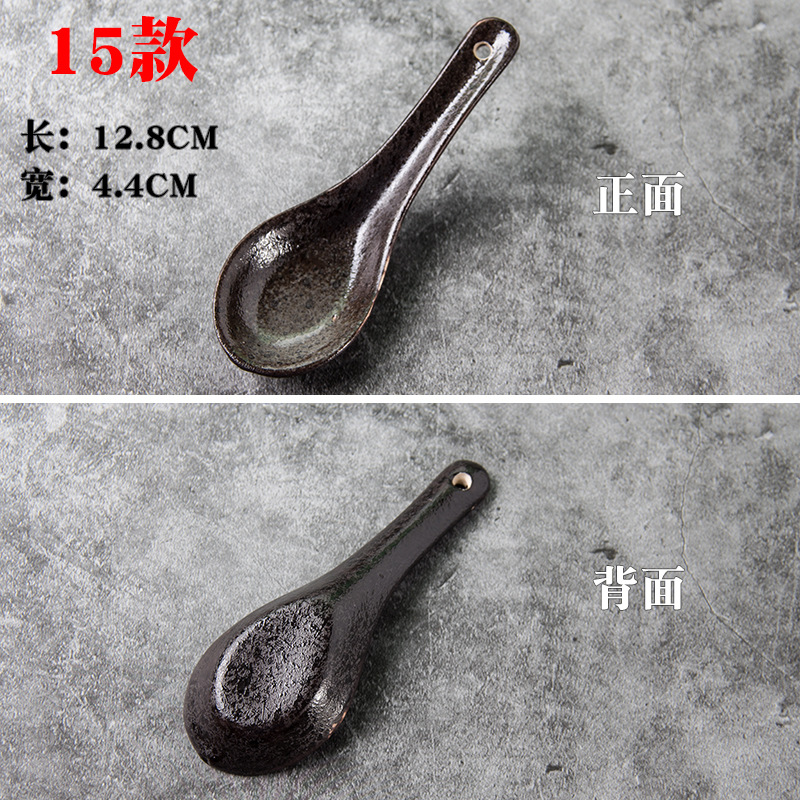 Los niños de cerámica blancos y negros juegan cucharón de la sopa cucharón del arroz