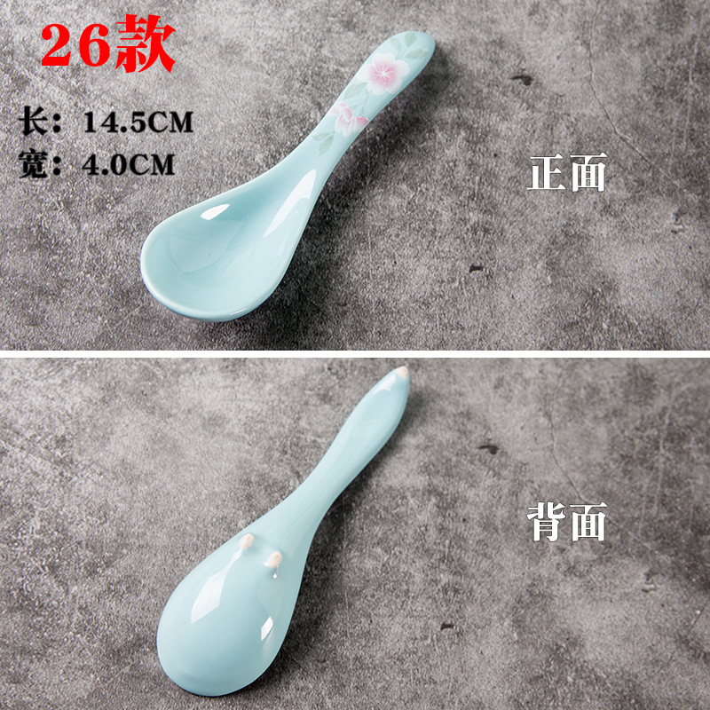 Los niños de cerámica blancos y negros juegan cucharón de la sopa cucharón del arroz