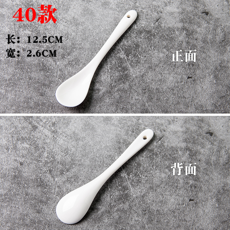 Los niños de cerámica blancos y negros juegan cucharón de la sopa cucharón del arroz