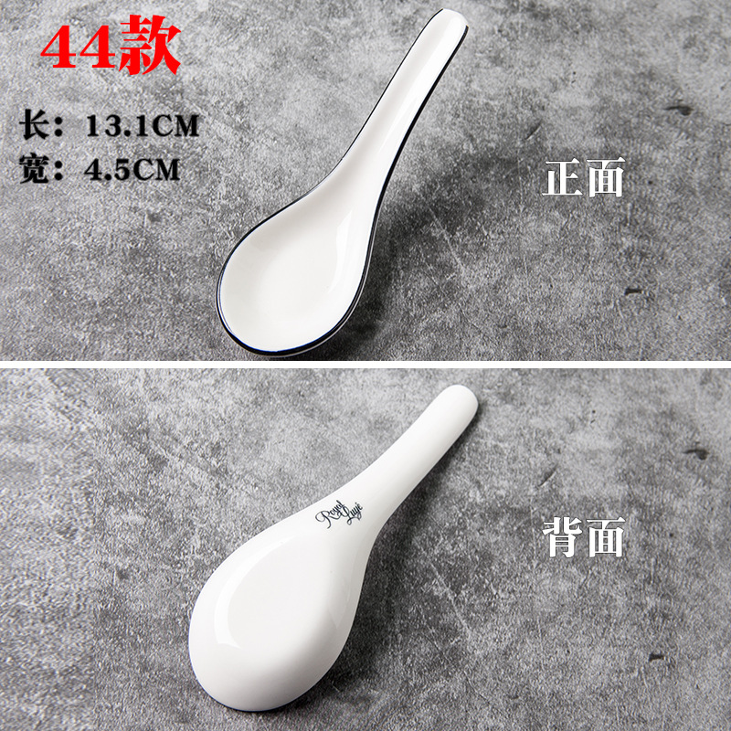 Los niños de cerámica blancos y negros juegan cucharón de la sopa cucharón del arroz