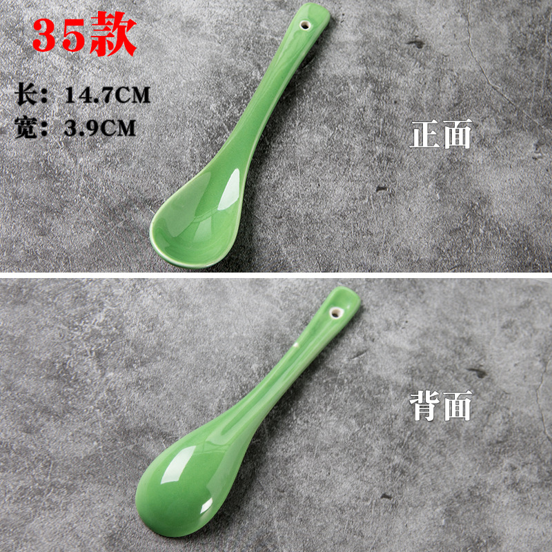 Los niños de cerámica blancos y negros juegan cucharón de la sopa cucharón del arroz