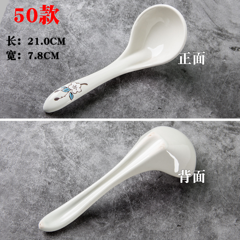 Los niños de cerámica blancos y negros juegan cucharón de la sopa cucharón del arroz