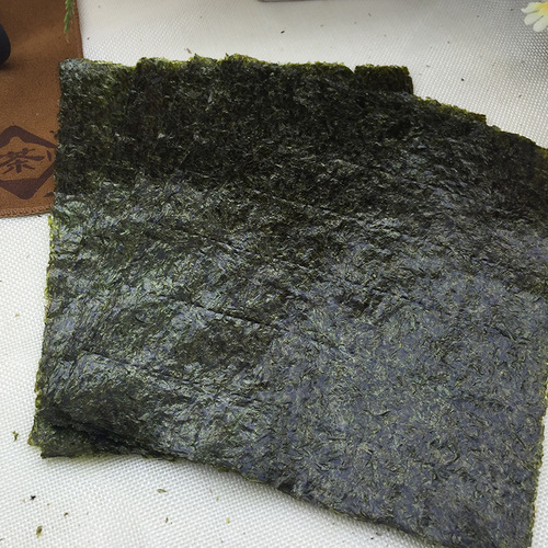 Seaweed sheets for making sushi rice balls, seaweed rolls, hand-rolled sushi, and ready-to-eat large seaweed sheets.