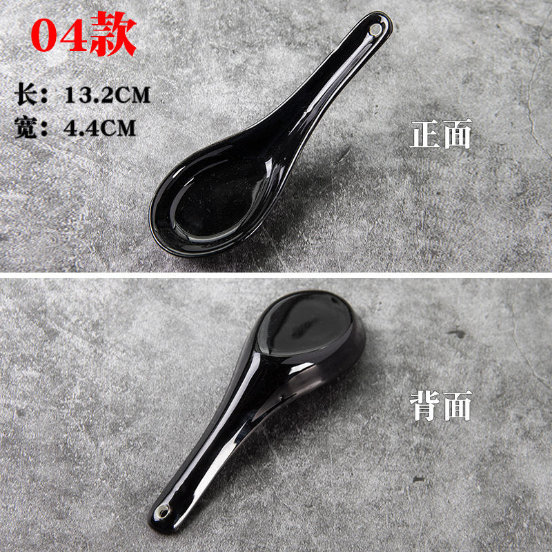 Los niños de cerámica blancos y negros juegan cucharón de la sopa cucharón del arroz