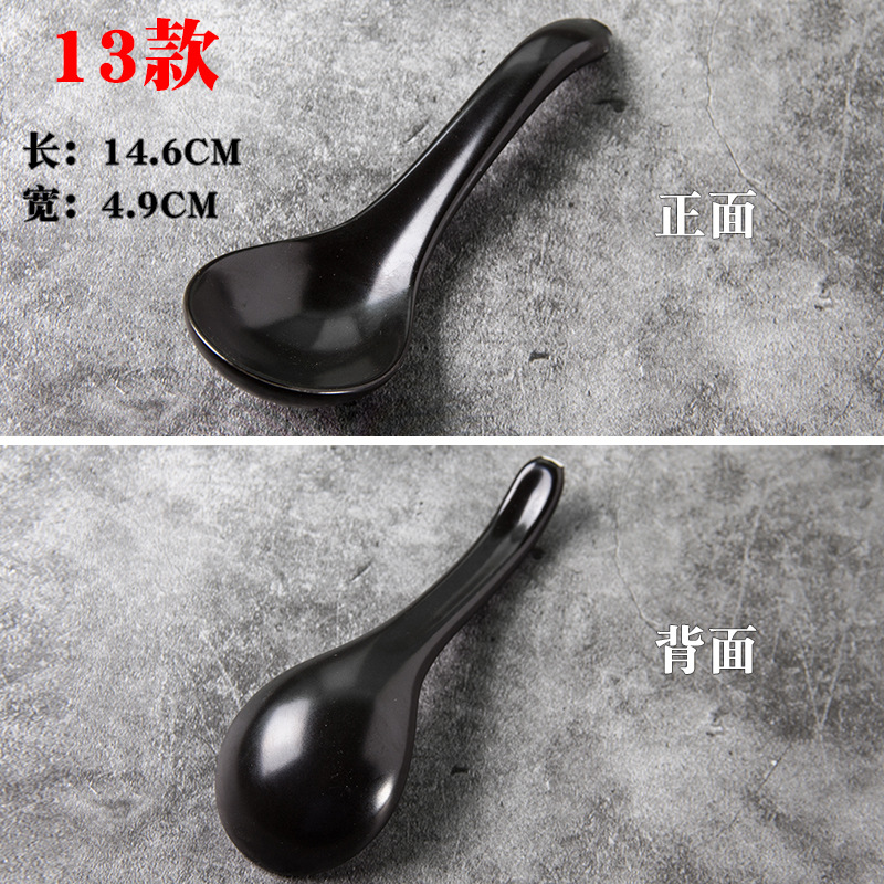 Los niños de cerámica blancos y negros juegan cucharón de la sopa cucharón del arroz