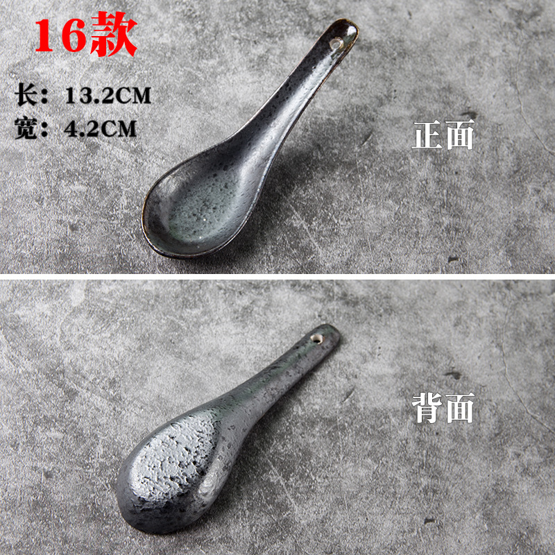 Los niños de cerámica blancos y negros juegan cucharón de la sopa cucharón del arroz