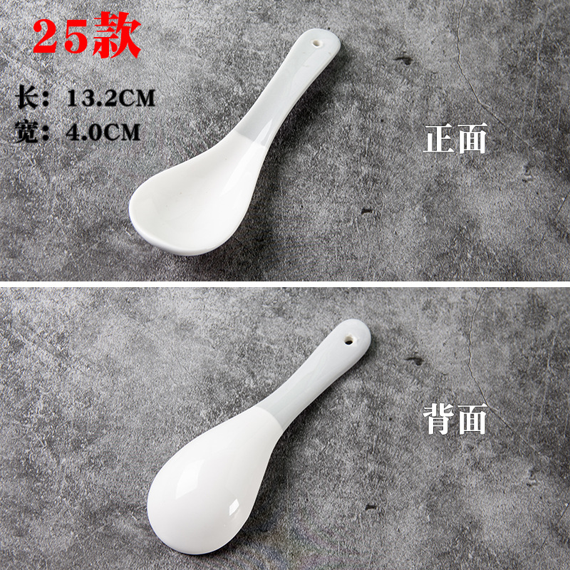 Los niños de cerámica blancos y negros juegan cucharón de la sopa cucharón del arroz