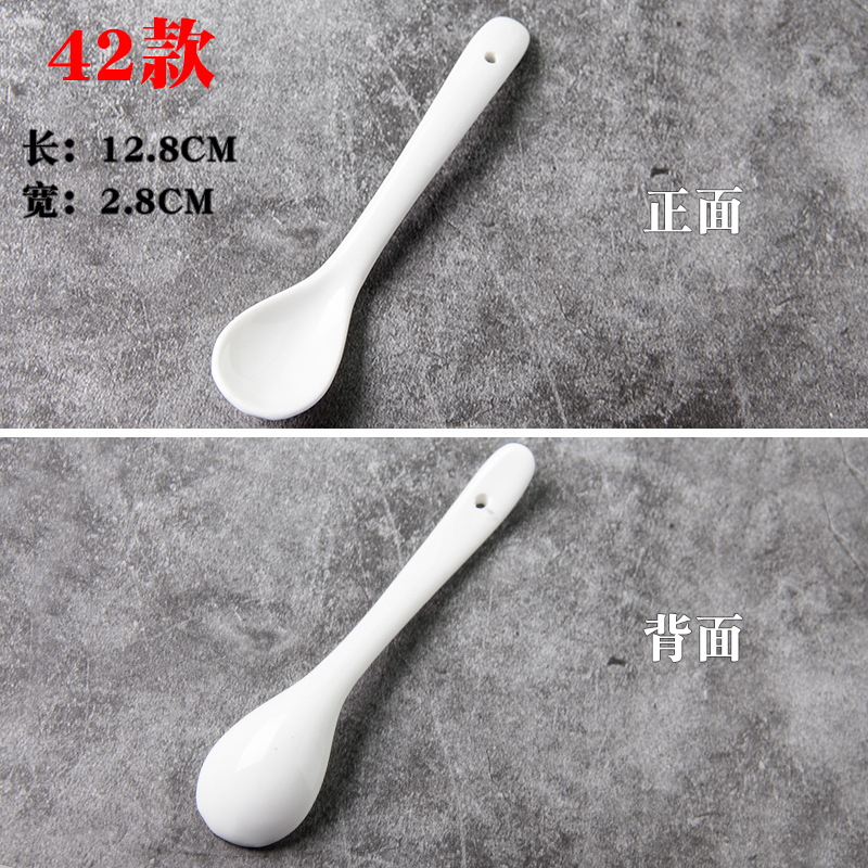 Los niños de cerámica blancos y negros juegan cucharón de la sopa cucharón del arroz