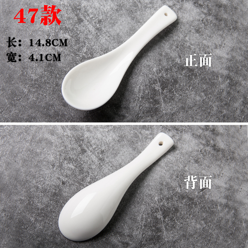 Los niños de cerámica blancos y negros juegan cucharón de la sopa cucharón del arroz