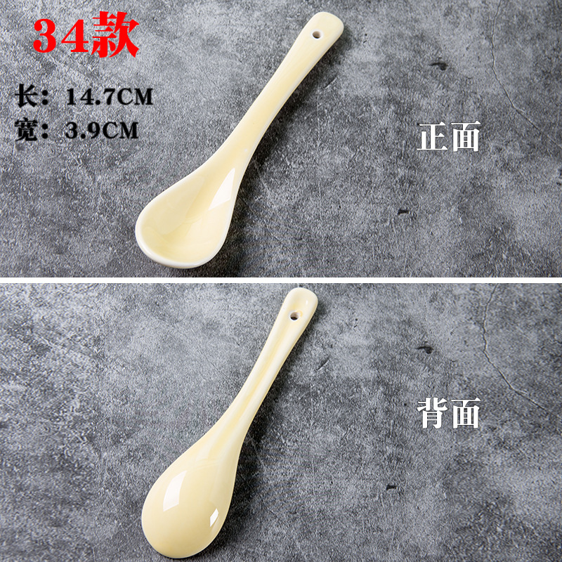 Los niños de cerámica blancos y negros juegan cucharón de la sopa cucharón del arroz