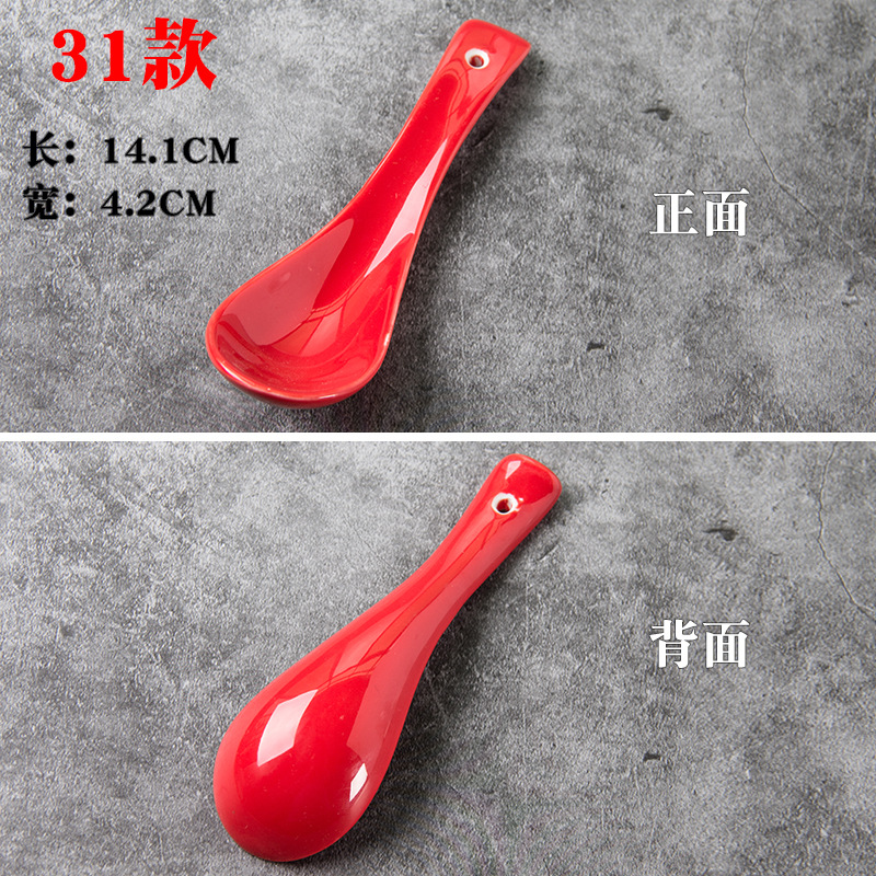 Los niños de cerámica blancos y negros juegan cucharón de la sopa cucharón del arroz