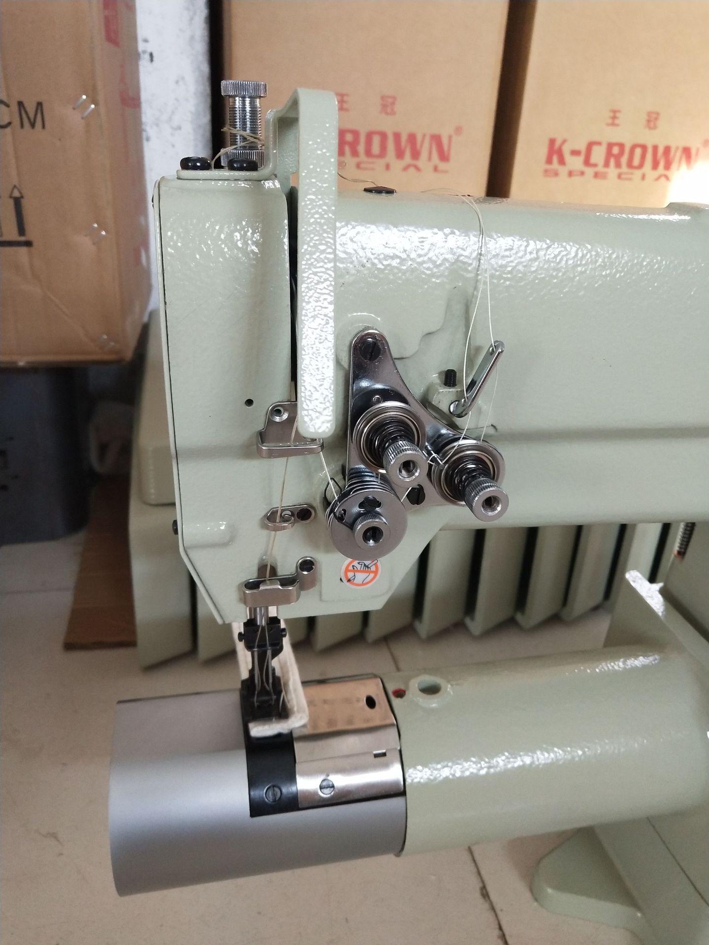 Suministro 4431 jeringa doble alimentación integrada material grueso máquina de coser/máquina de coser industrial