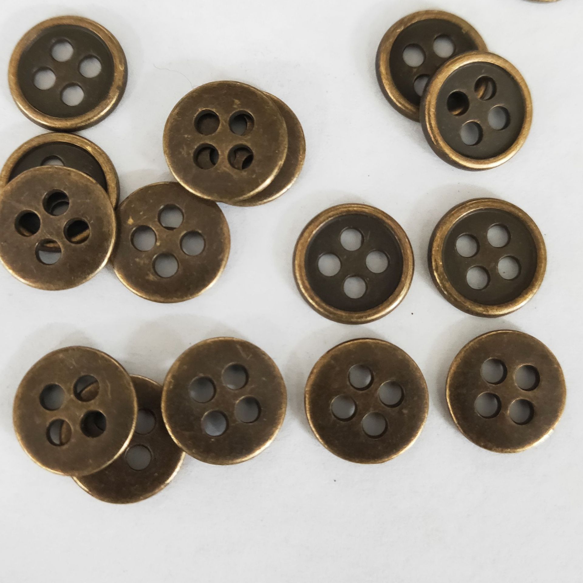 圆形古铜色复古细边四眼扣 金属小圆边四孔钮 定制金属有眼纽扣