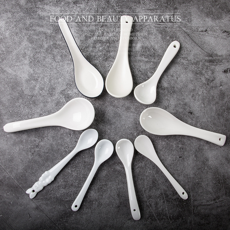 Los niños de cerámica blancos y negros juegan cucharón de la sopa cucharón del arroz