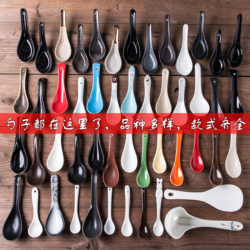 Los niños de cerámica blancos y negros juegan cucharón de la sopa cucharón del arroz