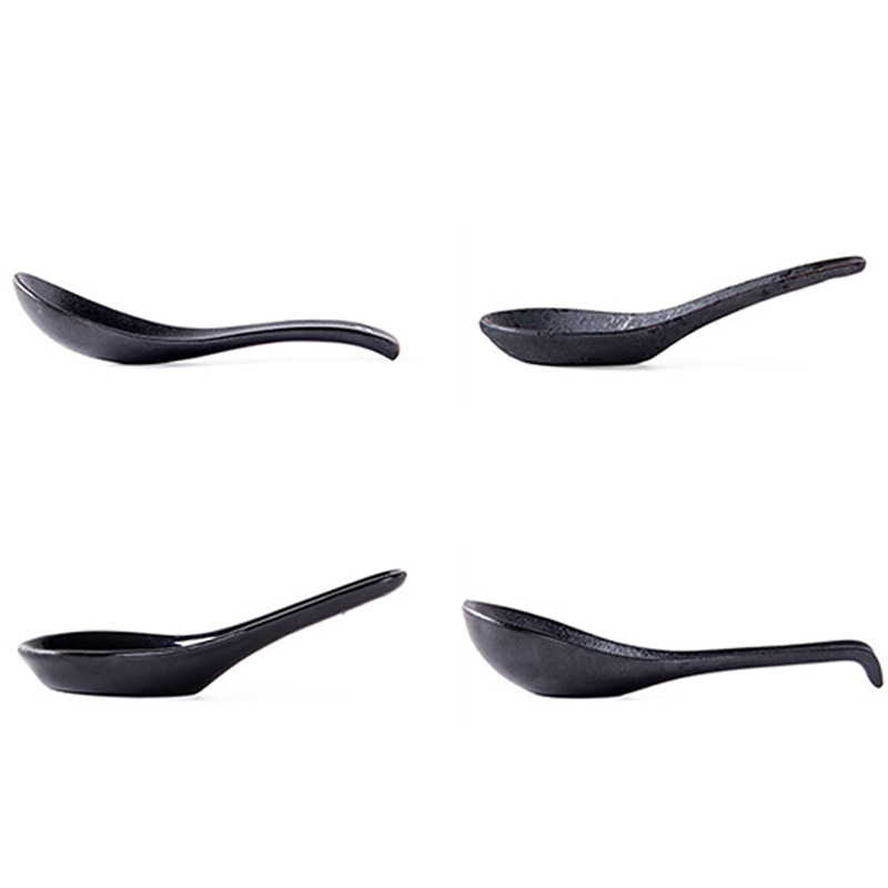 Los niños de cerámica blancos y negros juegan cucharón de la sopa cucharón del arroz