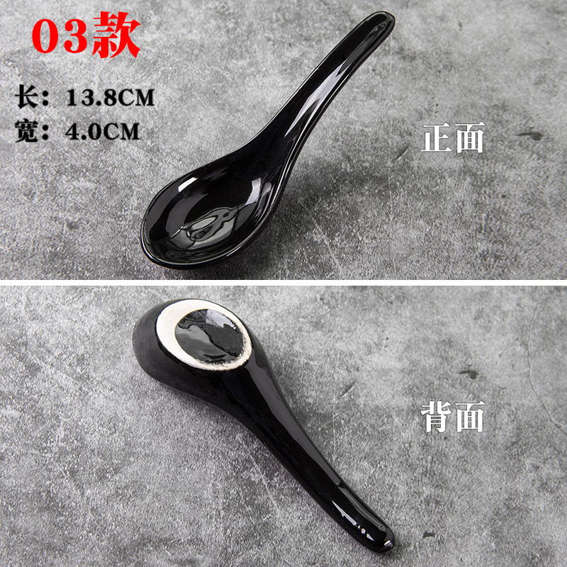 Los niños de cerámica blancos y negros juegan cucharón de la sopa cucharón del arroz