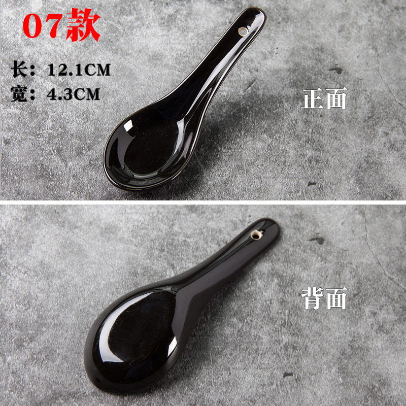 Los niños de cerámica blancos y negros juegan cucharón de la sopa cucharón del arroz