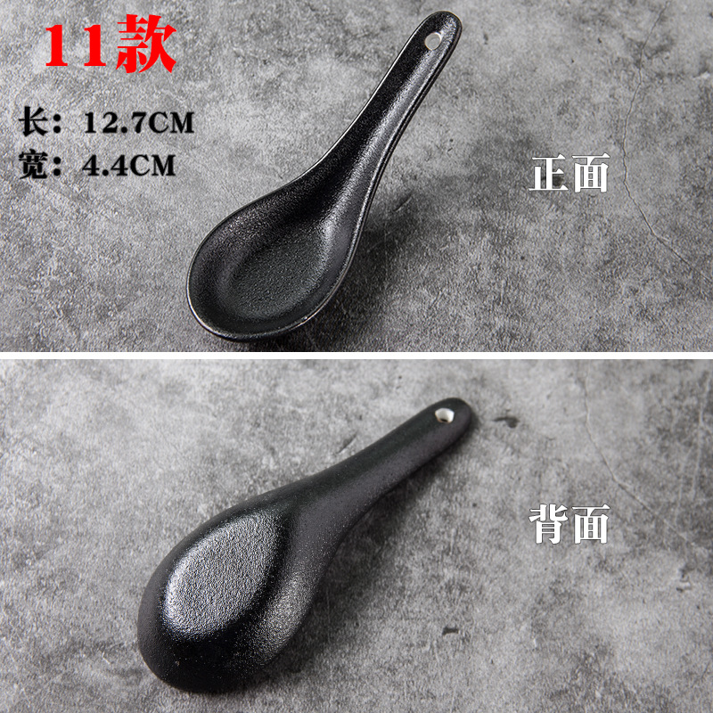 Los niños de cerámica blancos y negros juegan cucharón de la sopa cucharón del arroz