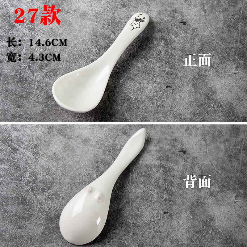 Los niños de cerámica blancos y negros juegan cucharón de la sopa cucharón del arroz