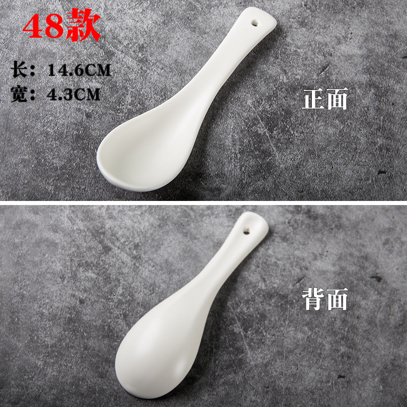 Los niños de cerámica blancos y negros juegan cucharón de la sopa cucharón del arroz