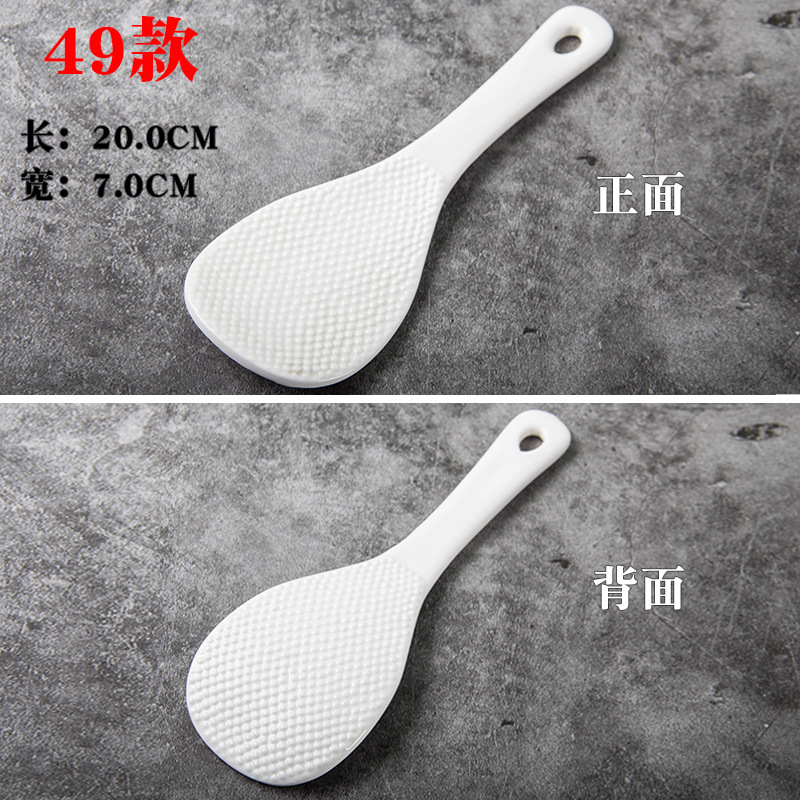 Los niños de cerámica blancos y negros juegan cucharón de la sopa cucharón del arroz