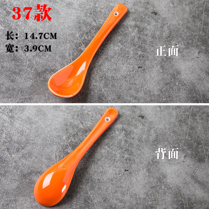 Los niños de cerámica blancos y negros juegan cucharón de la sopa cucharón del arroz