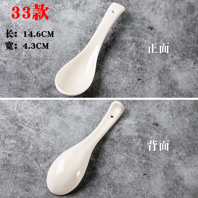 Los niños de cerámica blancos y negros juegan cucharón de la sopa cucharón del arroz