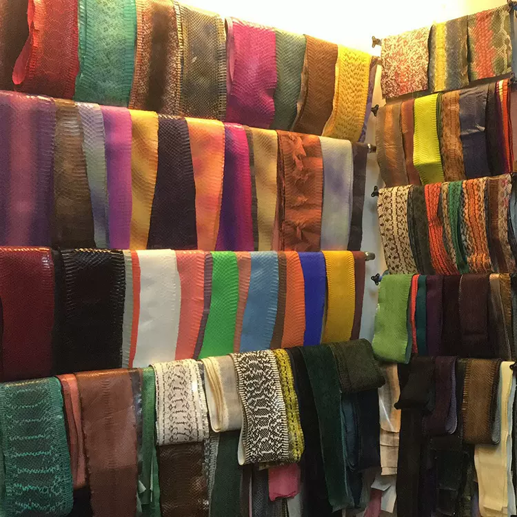 直销背开蟒蛇皮 鞋包服装用蟒蛇皮 真蛇皮料