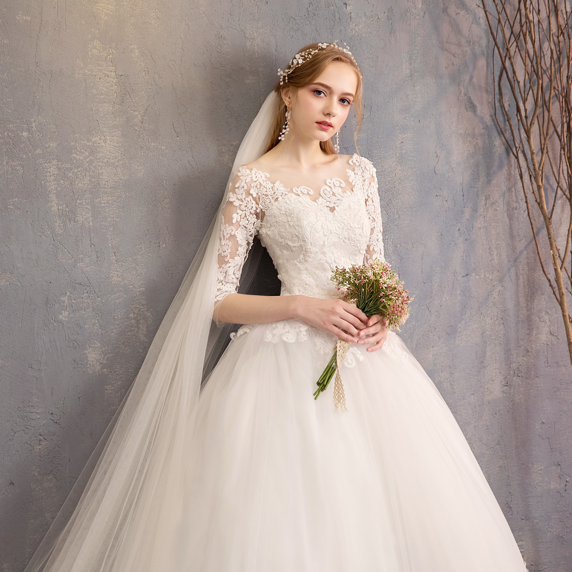 Elegante abito da sposa in pizzo con spalle scoperte, silhouette a trapezio e incantevoli maniche a palloncino - Tessuto traspirante in misto cotone per spose_voghion.com