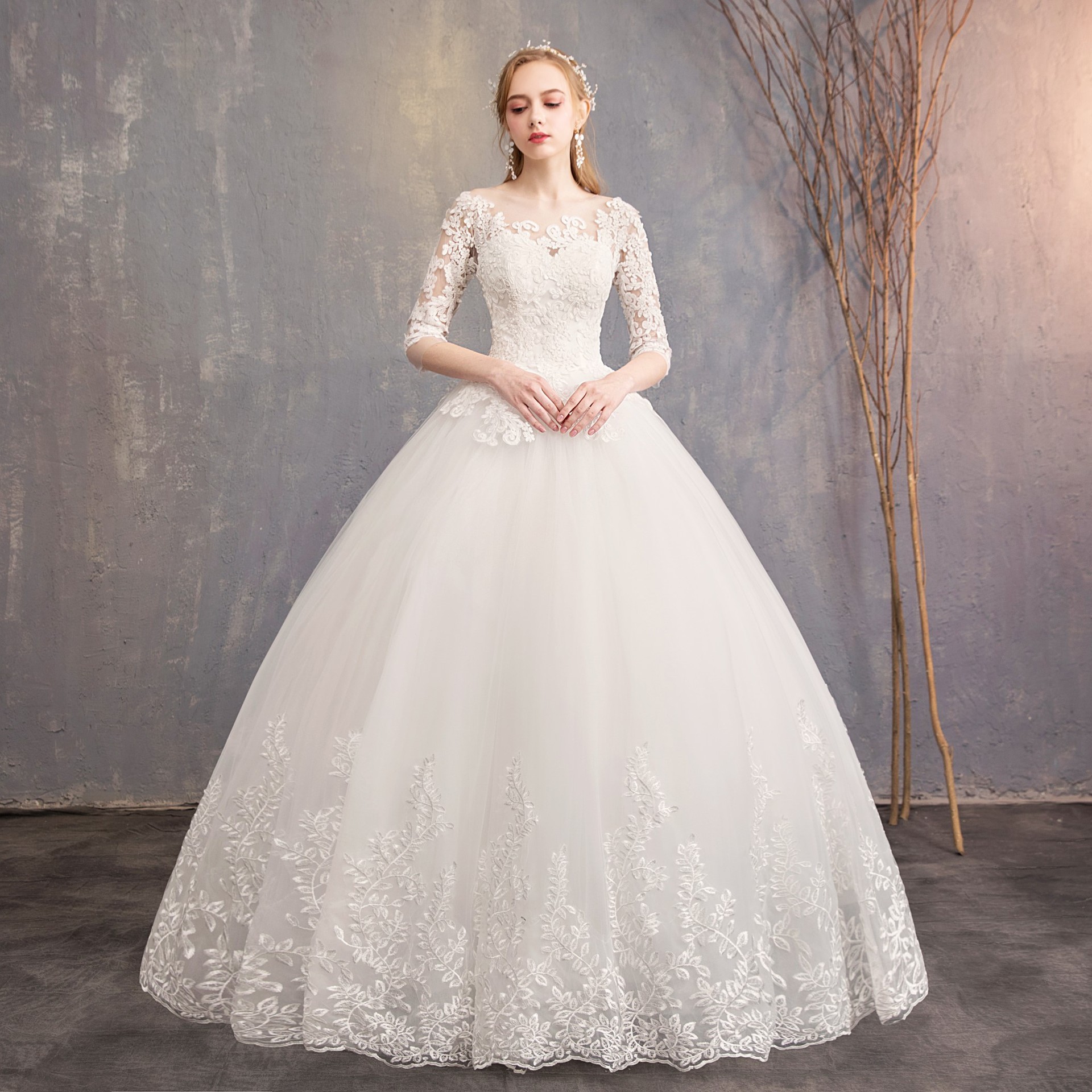 Elegante abito da sposa in pizzo con spalle scoperte, silhouette a trapezio e incantevoli maniche a palloncino - Tessuto traspirante in misto cotone per spose_voghion.com