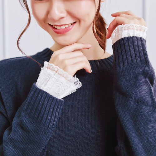 Accessories: elegant little fragrance, three-dimensional lace, decorative cuffs, fake collar