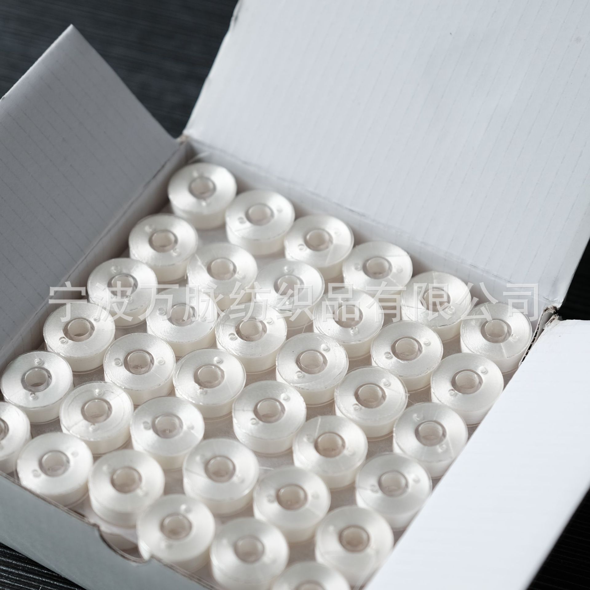 흰색 L 자형 플라스틱 가장자리 자수 하단 라인 바느질 사전 감기 하단 라인 사전 감기 보빈 실