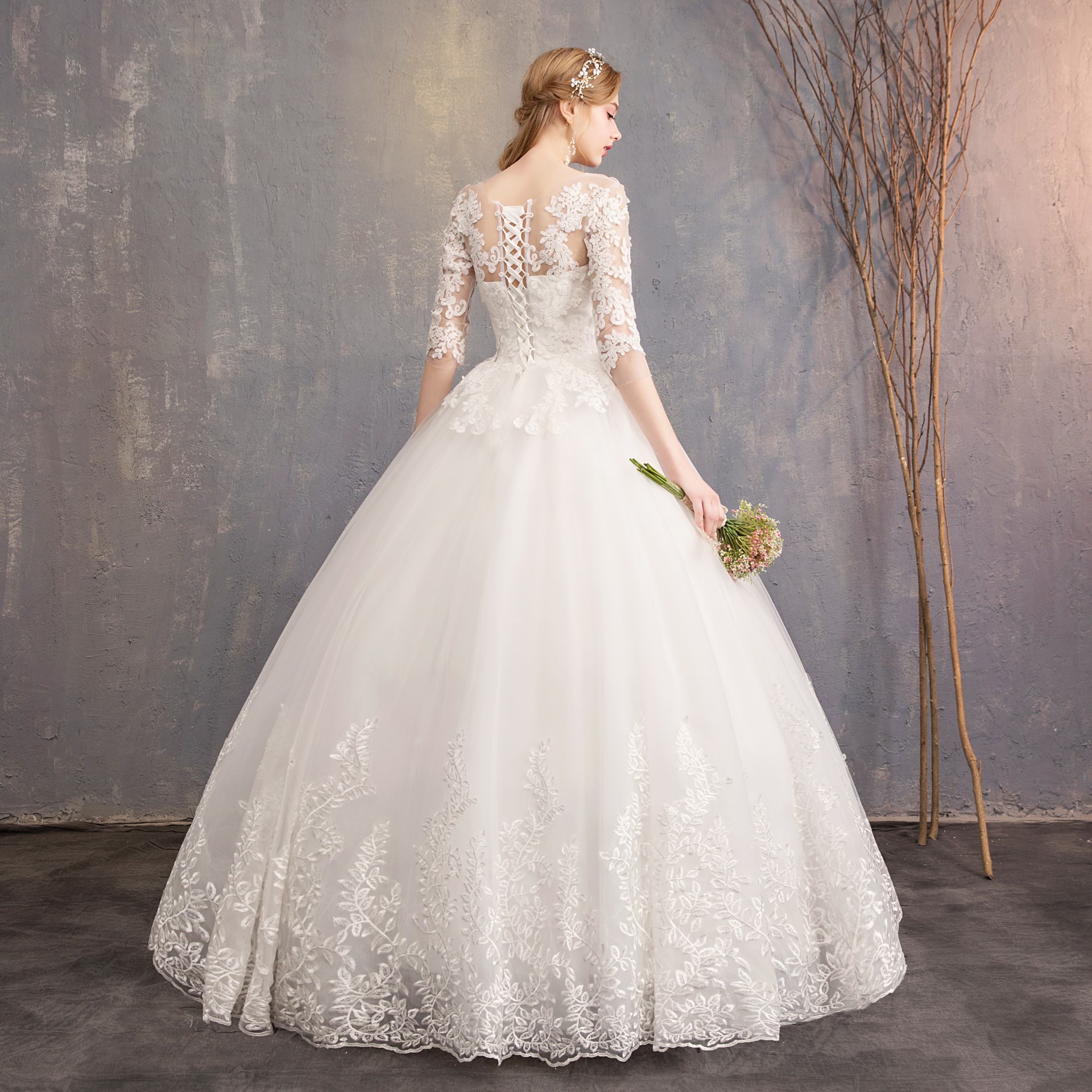 Elegante abito da sposa in pizzo con spalle scoperte, silhouette a trapezio e incantevoli maniche a palloncino - Tessuto traspirante in misto cotone per spose_voghion.com