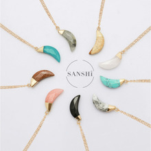 欧美天然石月亮水晶吊坠 玉料镀金头月牙吊坠牛角切面狼牙项坠