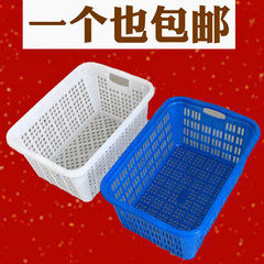 長方形の青い特大サイズのプラスチックのかごはかごの白い枠を収納します。