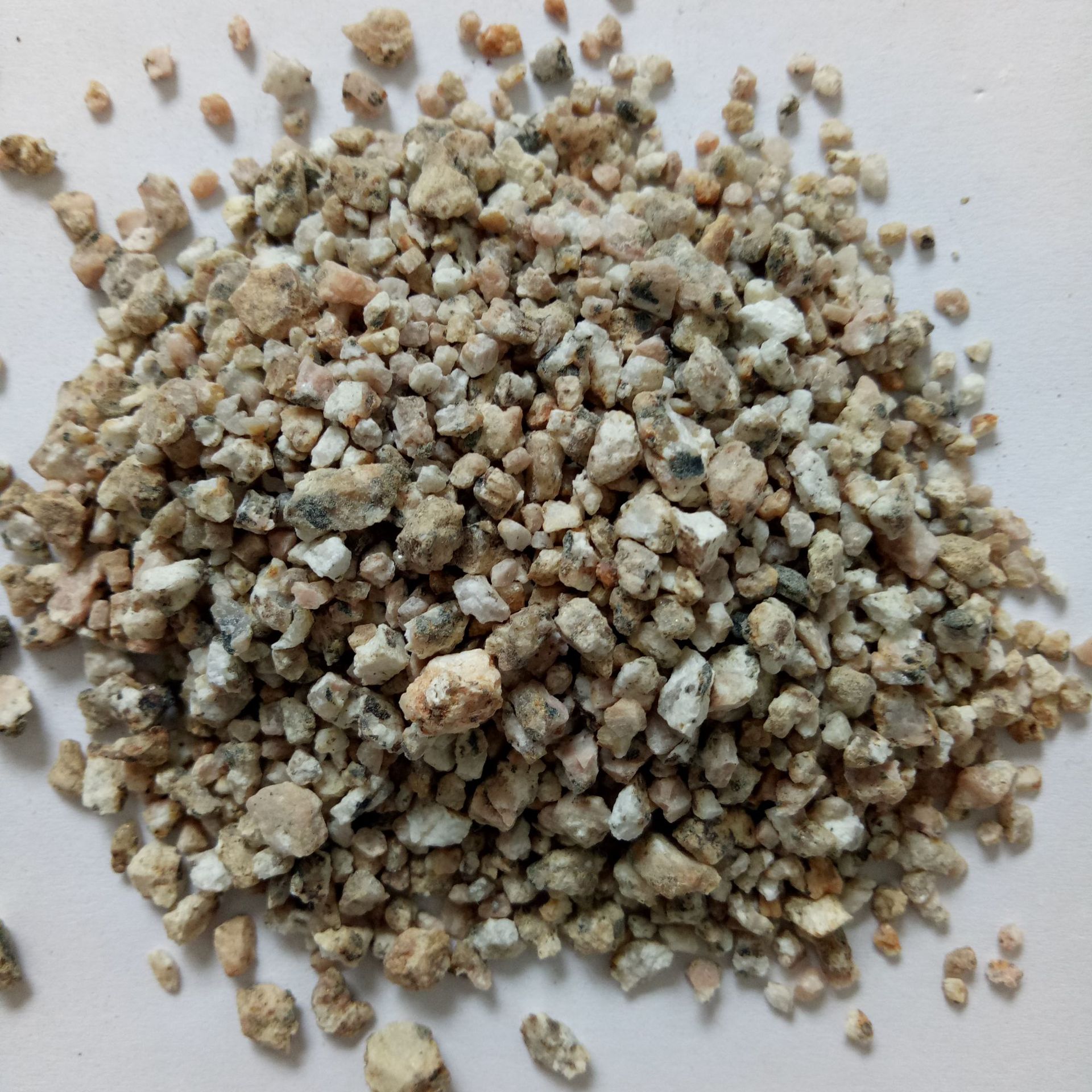 厂家出售麦饭石颗粒  麦饭石陶瓷球1-3-5mm