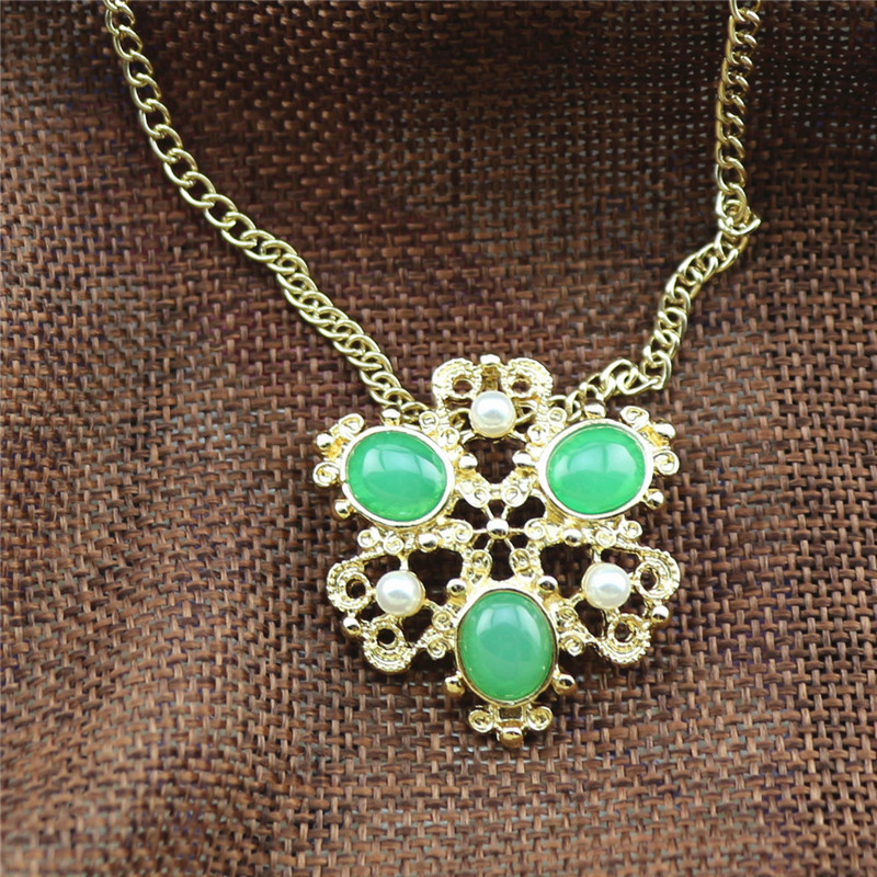 Set spilla vintage smeraldo e perla con orecchini a lobo_voghion.com