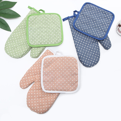 New cotton and linen polka dot gloves and mats two-piece set kitchen microwave oven high temperature resistant gloves insulation pads wholesale